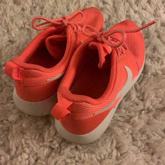 Nike Roche Runs - Picture 4 of 5